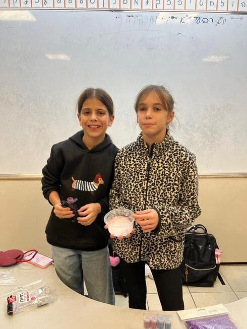 נעם לוין ומיה סולומון בסדנת סליים (צילום: פרטי) נעם לוין ומיה סולומון בסדנת סליים