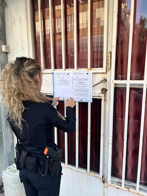 סגירת בית בושת בחולון (צילום: דוברות המשטרה) סגירת בית בושת בחולון