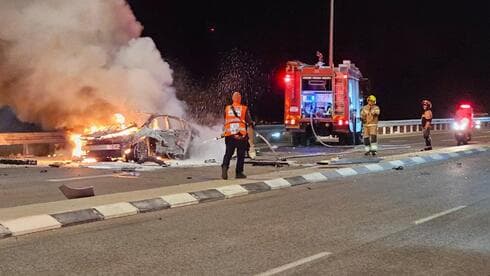 כוחות ההצלה ואנשי המועצה הגיעו במהירות לזירת האירוע (צילום: מועצה אזורית מגידו) רכב עלה באש סמוך למשמר העמק