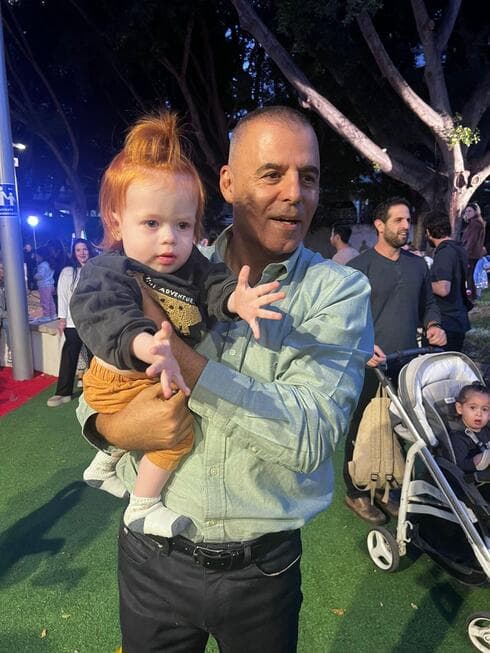 רפי סער עם הפעוט ארי קדר-ברקן (צילום: פרטי) רפי סער עם הפעוט ארי קדר-ברקן