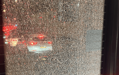 השמשה המנופצת של האוטובוס השמשה המנופצת של האוטובוס