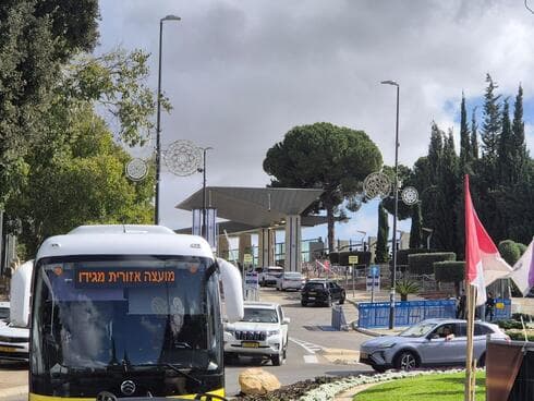 אוטובוס צהוב של מגידו שמשתתף בשיירת המחאה (צילום: אלעד ערמון) אוטובוסים צהובים
