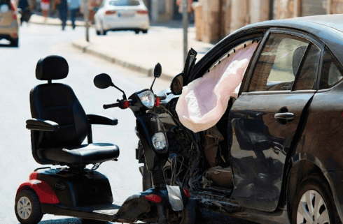 תאונה בין רכב לקלנועית תאונה בין רכב לקלנועית