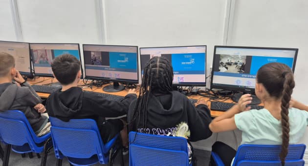 מסייעים בגל גיל מסייעים בגל גיל