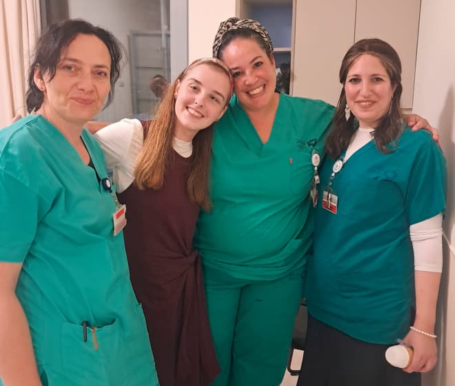 קיילא בשיקום ועם חלק מהצוות בשערי צדק ( צילום: פרטי) קיילא בשיקום ועם חלק מהצוות בשערי צדק