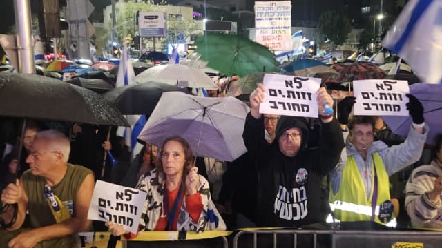 הפגנה בחורב חיפה בגשם (צילום: מחאת העם חיפה) הפגנה בחורב חיפה בגשם