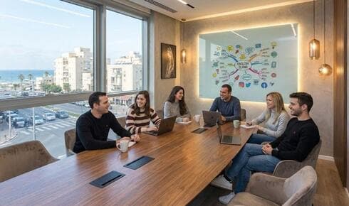 מבוגרים לומדים אנגלית בקבוצת לימוד מודרנית עם מורה דוברת אנגלית כשפת אם