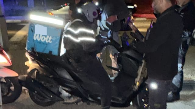 מבצע אכיפה בחיפה ובדיקת שליחי וולט (צילום: עיריית חיפה) מבצע אכיפה בחיפה ובדיקת שליחי וולט
