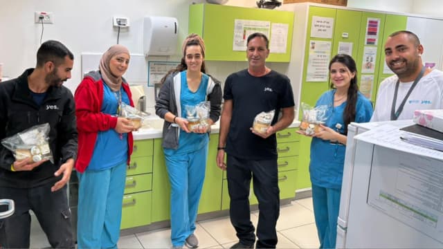 התנדבות וחלוקת חבילות שי ברמב"ם (צילום: פלאפון yes) התנדבות וחלוקת חבילות שי ברמב"ם