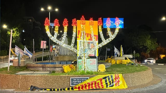 אחוזה דווקא מוארת. חנוכיה בכיכר ספר חיפה (צילום: דורון סולומון) חנוכיה בכיכר ספר אחוזה חיפה