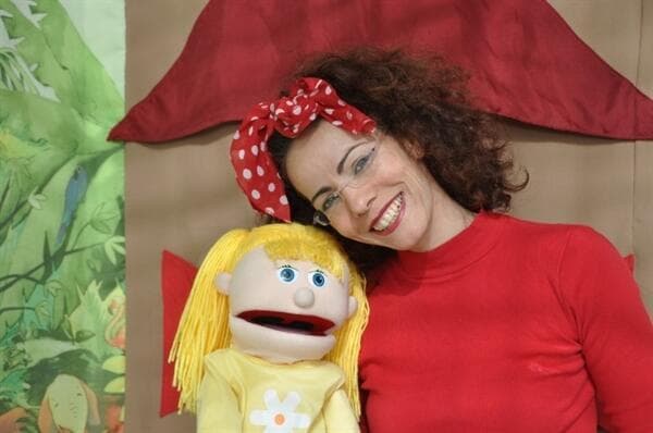 שעת סיפור בהנחיית נורית עם חיוך (צילום: עיריית מודיעין) שעת סיפור בהנחיית נורית עם חיוך