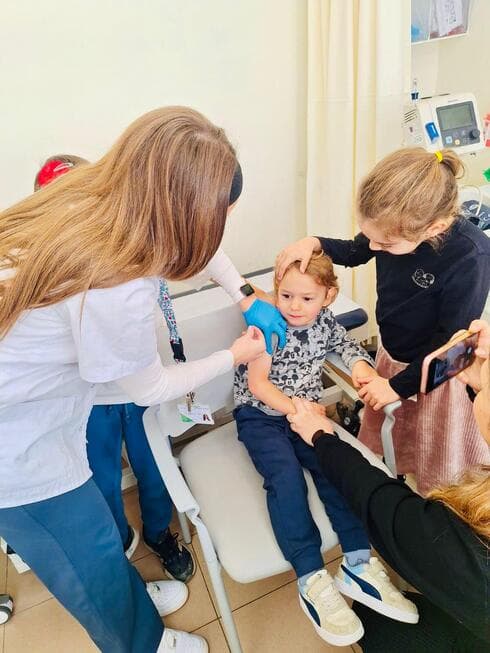 האחות תאיר בן שבת מחסנת את ילדי משפחת לוטוק קליין במרפאת גונן ח׳ בכללית מחוז ירושלים (צילום: דוברות כללית ) האחות תאיר בן שבת מחסנת את ילדי משפחת לוטוק קליין במרפאת גונן ח׳ בכללית מחוז ירושלים