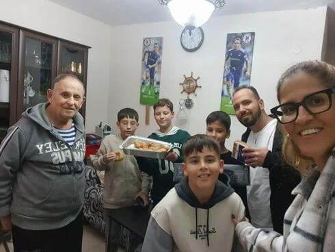 כל מפגש והסיפור שלו (צילום: באדיבות שכבת ה' בית ספר נופים) להאיר את העיר