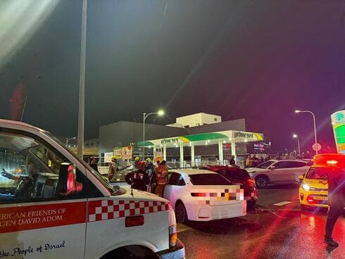 זירת התאונה בכפר סבא (צילום: דוברות מד"א) זירת התאונה בכפר סבא