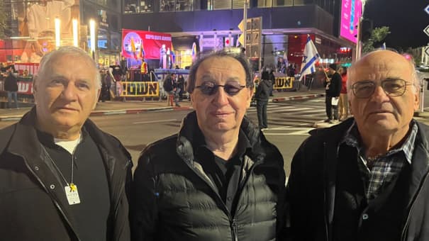 ישראל סביון, אביהו האן ומוטי בליצבלאו בהפגנה בחורב (צילום: דורון סולומון) ישראל סביון, אביהו האן ומוטי בליצבלאו בהפגנה בחורב