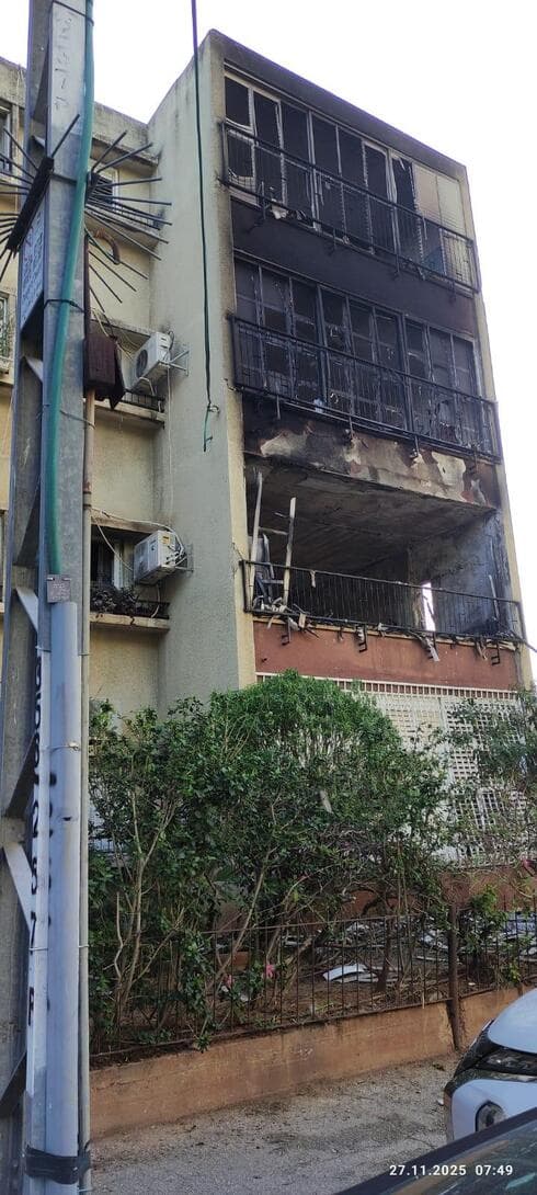 הבניין שנשרף בסוקולוב (צילום: אבי ניסן) הבניין שנשרף בסוקולוב