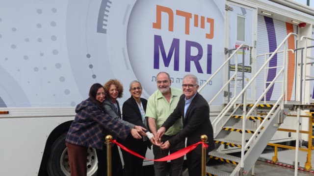 מיכאל מישורי דרעי, מנכ״ל מור אינסייד, ד״ר חגי אמיר, מנהל המרכז הרפואי לשיקום לוינשטיין, חנית רצהבי, מנהלת מחוז שרון-שומרון כללית, ד״ר לילך צולר, ראש אגף טכנולוגיות רפואיות ובריאות דיגיטלית, אביטל פישר אליהו, מנהלת יחידת MRI (צילום: דוברות המרכז הרפואי לשיקום לוינשטיין) מיכאל מישורי דרעי, מנכ״ל מור אינסייד, ד״ר חגי אמיר, מנהל המרכז הרפואי לשיקום לוינשטיין, חנית רצהבי, מנהלת מחוז שרון-שומרון כללית, ד״ר לילך צולר, ראש אגף טכנולוגיות רפואיות ובריאות דיגיטלית, אביטל פישר אליהו, מנהלת יחידת MRI