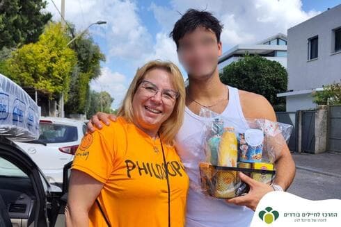 ענת עמירה עם החיילים (צילום: המרכז לחיילים בודדים ע"ש מייקל לוין) ענת עמירה עם החיילים