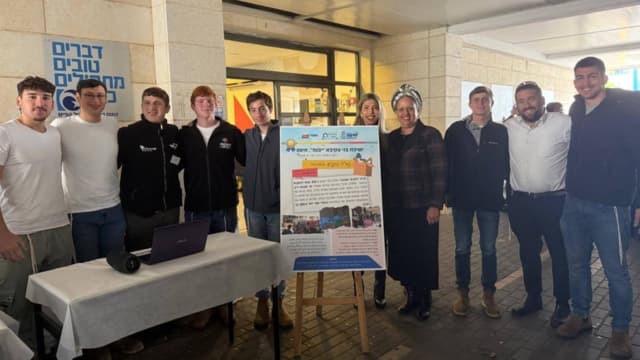 חינוך לערכים. ישיבת בני עקיבא יבנה (צילום: פרטי) ישיבת בני עקיבא יבנה, שלוקחת חלק משמעותי בגמ"ח לנזקקים, נבחרה לייצג את מחוז חיפה בכנס "נוער מתקן עולם" הייחודי