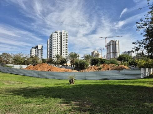 עבודות הקמת באר חדשה בגן בעברית (צילום: מניב ראשון) עבודות הקמת באר חדשה בגן בעברית