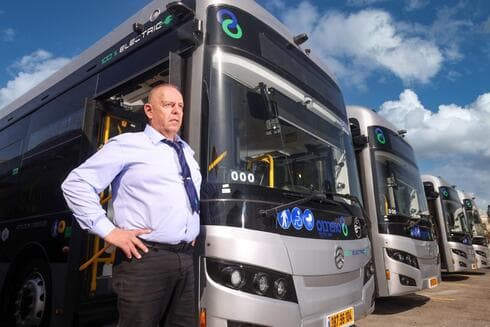 מערך האוטובוסים של סופרבוס (צילום: רונן טופלברג) מערך האוטובוסים של סופרבוס
