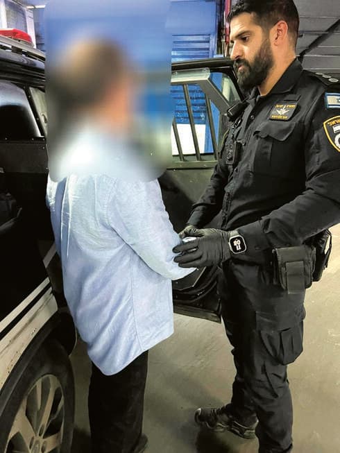 פקד מוחמד עפאן עוצר את הקשיש 