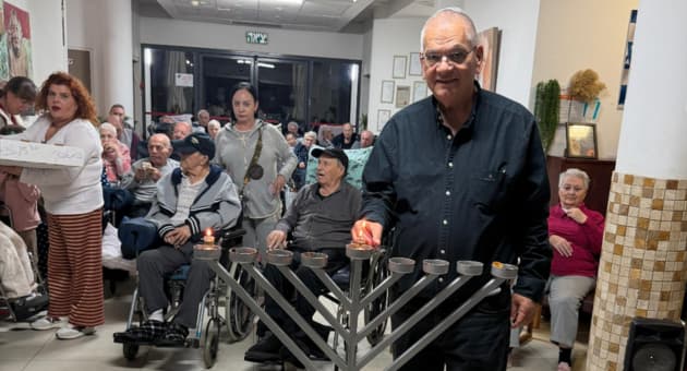 ראש העיר לשעבר אלי ברדה. מגיע בכל חנוכה (צילום: עמל ומעבר) חנוכה באור בעמק
