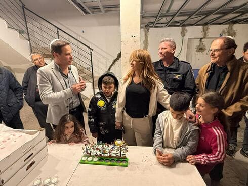 הדלקת נר שלישי של חנוכה הדלקת נר שלישי של חנוכה