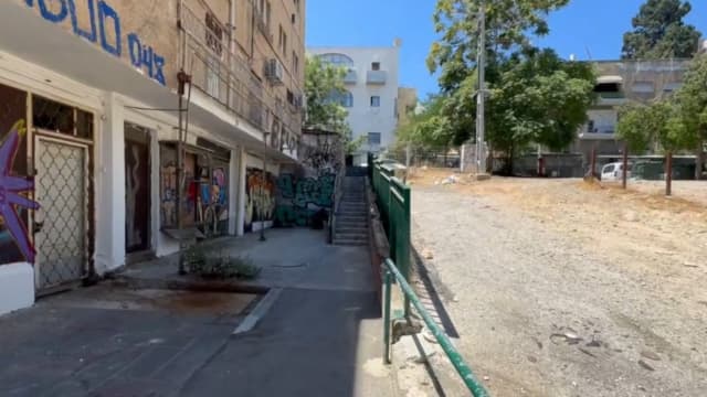שוק תלפיות: מעבר גוש חלב לפני ואחרי (צילום והדמיה: "אב אדריכלות נוף") שוק תלפיות: מעבר גוש חלב לפני ואחרי