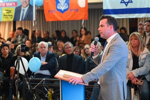 אבי סלמה בהדלקת נר חנוכה (צילום: עמוד הפייסבוק של אבי סלמה) אבי סלמה בהדלקת נר חנוכה