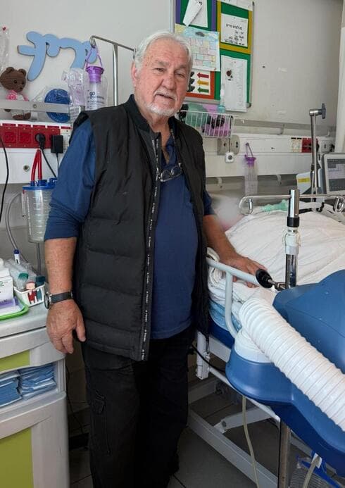 שימי לצד מיטת נכדו בבית החולים