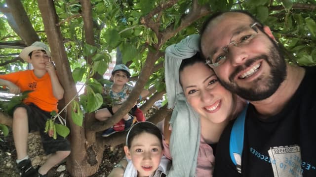 בועז וייס ומשפחתו. יום ההתרמה הארצי לאוטיזם (צילום: פרטי) משפחת וייס. יום ההתרמה של אלו"ט