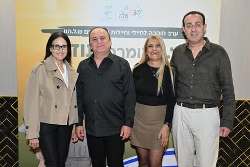 מימין לשמאל : רו"ח אילן שמש מנכ"ל ש.ל.ה, איילת בוסני סגנית יו"ר ועד העובדים, יוסף תומר יו"ר ועד העובדים וד"ר דן פרי ראש ארגון הרופאים . (צילום- רויטל שרון) מימין לשמאל : רו"ח אילן שמש מנכ"ל ש.ל.ה, איילת בוסני סגנית יו"ר ועד העובדים, יוסף תומר יו"ר ועד העובדים וד"ר דן פרי ראש ארגון הרופאים .
