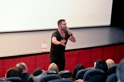 הסטנדאפיסט גיא הוכמן הסטנדאפיסט גיא הוכמן