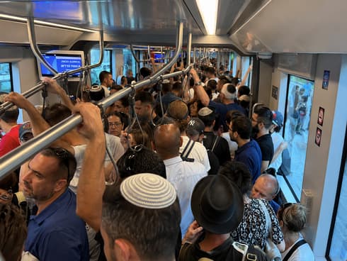 צפיפות בקו האדום. שיא עונת התיירות צפיפות בקו האדום. שיא עונת התיירות