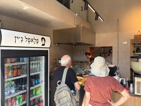 פלאפל ג'ין. מגיע עם לַבָּנֶה פלאפל ג'ין. מגיע עם לַבָּנֶה