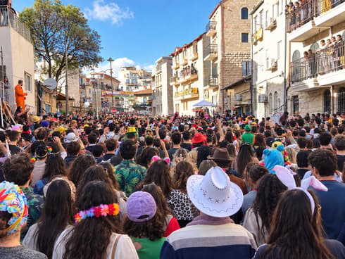 מסיבת הרחוב בניסים בכר. בוטלה בעקבות המלחמה מסיבת הרחוב בניסים בכר. בוטלה בעקבות המלחמה