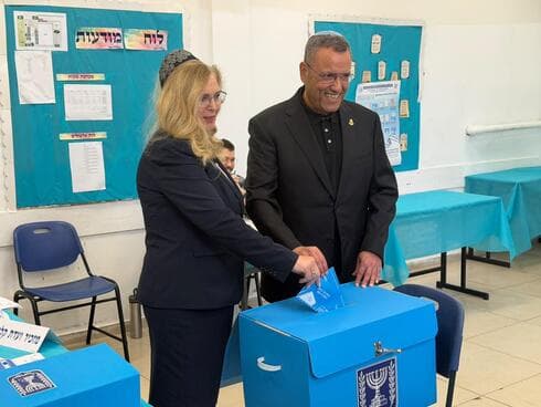 משה ליאון ורעייתו סתווית בקלפי ברחביה