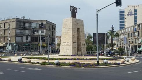 "המצבה". כיכר המגנים בבת ים | צילום: אילנה קלמן
