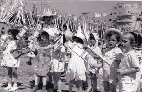 ילדים מנופפים בדגלי ישראל. צילום: דוד רובינגר