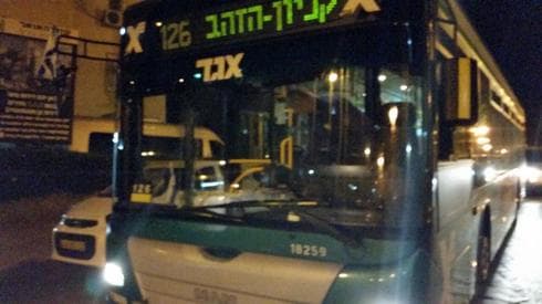 האוטובוס שנרגם בביצים. צילום: שוקי בן יוסף האוטובוס שנרגם בביצים. צילום: שוקי בן יוסף