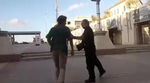 השוטר שתפס את הסקייטר. צילום: פייסבוק