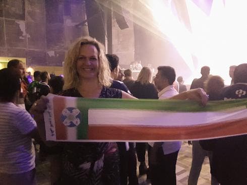 דלית רון נעים עם הדגל האיראני דלית רון נעים עם הדגל האיראני