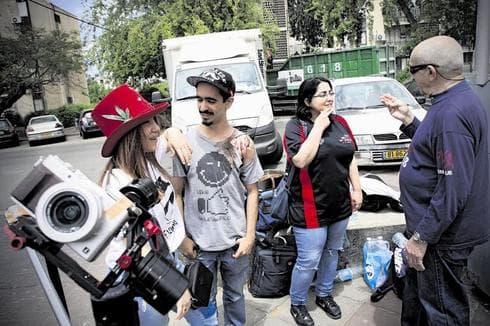 איריס חיון וצוות הצילום | צילום: אבי מועלם איריס חיון וצוות הצילום | צילום: אבי מועלם