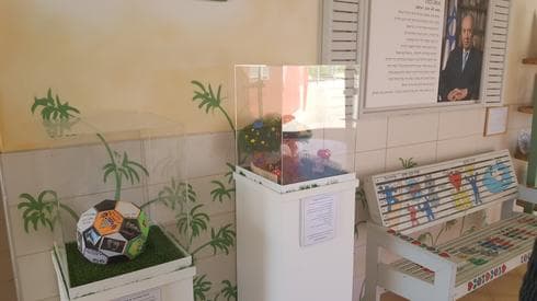 פינת הנצחה לשמעון פרס בבית הספר. צילום: עיריית ראש העין