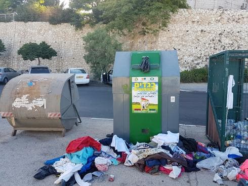 מיכל הטקסטיל ברחוב אברהם רקנטי ברמות. צילום: יואב גיל