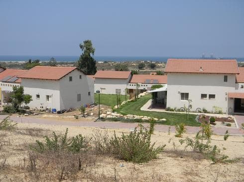 גם כעת העבודות לתיקון המפגע נמשכות. חוף זיקים ובתי הקיבוץ, צילום: אביב לשם גם כעת העבודות לתיקון המפגע נמשכות. חוף זיקים ובתי הקיבוץ, צילום: אביב לשם