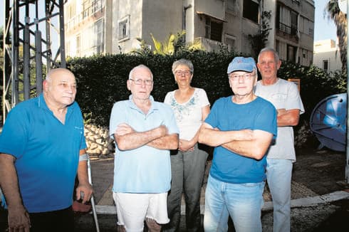 דיירי הבניינים שהיזמים לא רוצים להתקרב אליהם | צילום: אסף פרידמן