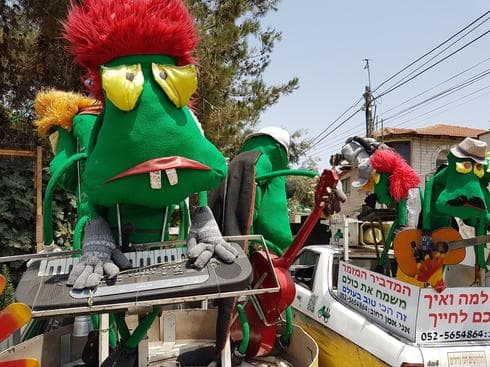 הבובות. יצירת אמנות של ציון שירי. צילום: אייל עצמון