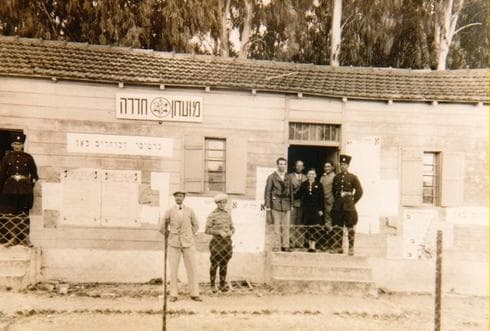 הבחירות למועצה בצריף (צילום: ארכיון מוזיאון החאן) 